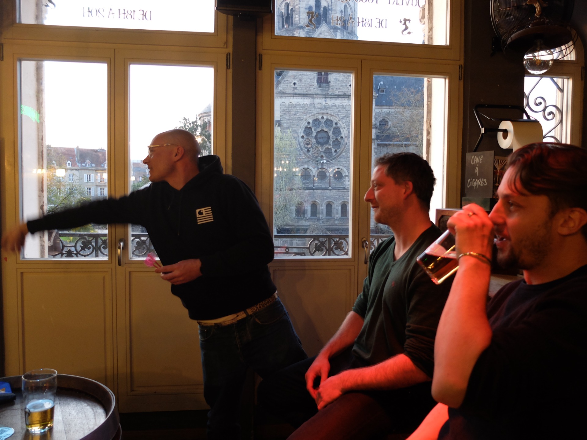 Boris, Sacha et Ben se retrouvent les lundis et mardis au bar pour quelques parties 